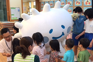 ニュウニュウとのふれあいの様子