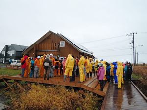 雨の中作業開始!