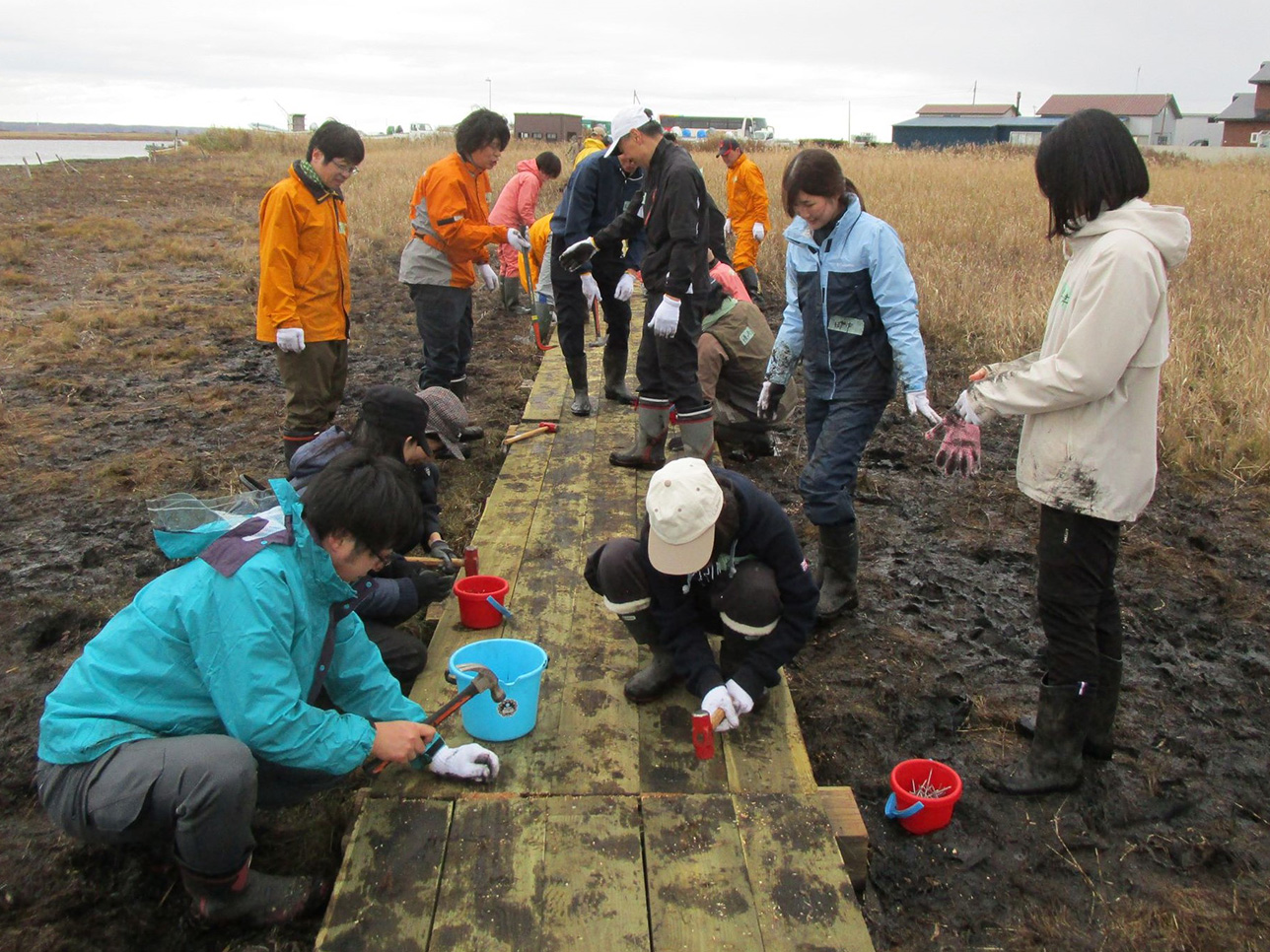 遊歩道の釘打ちの様子